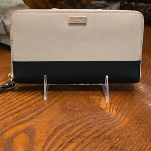 Kate Spade Black and Cream Saffiano Leather Zip Top Wallet EUC